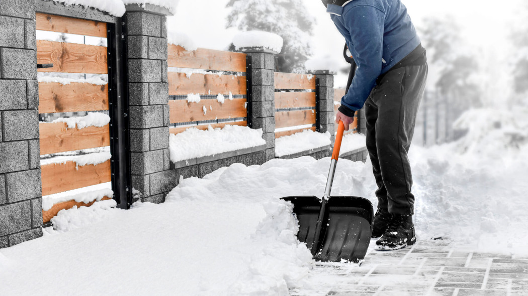 Łopata czy odśnieżarka? Czym odśnieżać, by oszczędzić plecy i czas