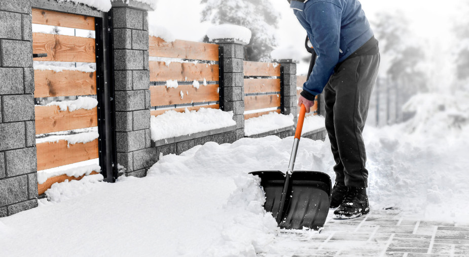 Łopata czy odśnieżarka? Czym odśnieżać, by oszczędzić plecy i czas