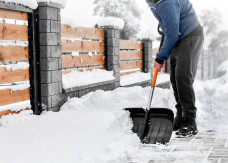 Łopata czy odśnieżarka? Czym odśnieżać, by oszczędzić plecy i czas