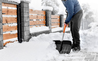 Łopata czy odśnieżarka? Czym odśnieżać, by oszczędzić plecy i czas