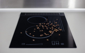 Mała płyta gazowa w kuchni. Kiedy dwa palniki wystarczą, a kiedy warto wybrać model 2+1 lub 2+2?