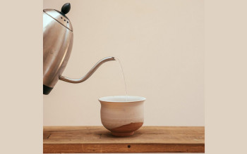 Kuchnia w stylu wabi sabi – jak ją urządzić? Materiały, meble, AGD