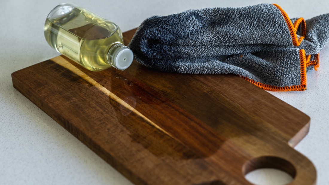 Co deska do krojenia chłonie każdego dnia i jak ją przed tym zabezpieczyć?
