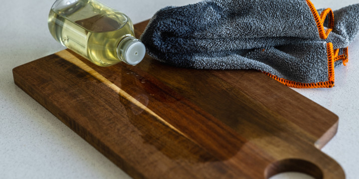 Czysta tylko z wierzchu. Co chłonie deska do krojenia każdego dnia?