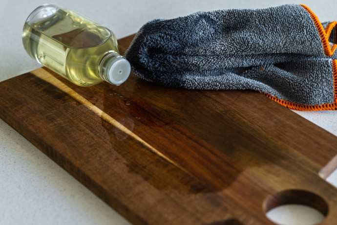 Czysta tylko z wierzchu. Co chłonie deska do krojenia każdego dnia?