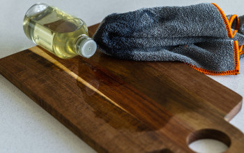 Co deska do krojenia chłonie każdego dnia i jak ją przed tym zabezpieczyć?