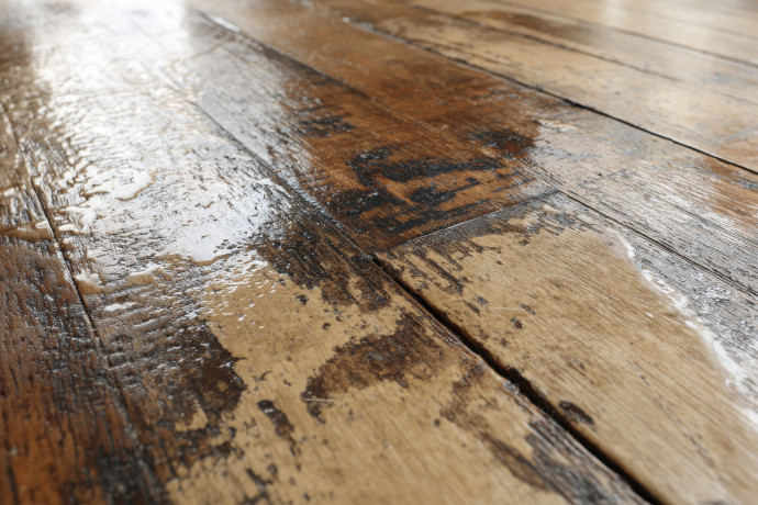 Czarne plamy na parkiecie? Nie zawsze trzeba szlifować podłogę!