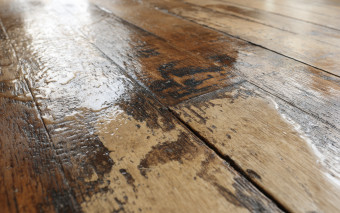 Czarne plamy na parkiecie? Wcale nie musisz szlifować całej podłogi!