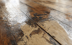 Czarne plamy na parkiecie? Wcale nie musisz szlifować całej podłogi!