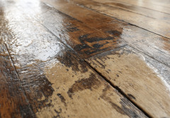 Czarne plamy na parkiecie? Wcale nie musisz szlifować całej podłogi!