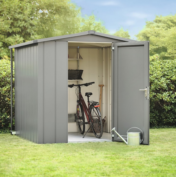 Domek ogrodowy Juno Modern wyróżniają węższe elementy ścian, dzięki czemu nabiera bardziej klasycznego stylu