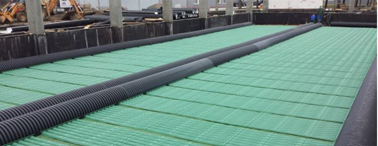 Gruntowy wymiennik ciepła to system, który wykorzystuje stabilną temperaturę gruntu na głębokości ok. 2 m, by dogrzewać lub schładzać powietrze doprowadzane do budynku.