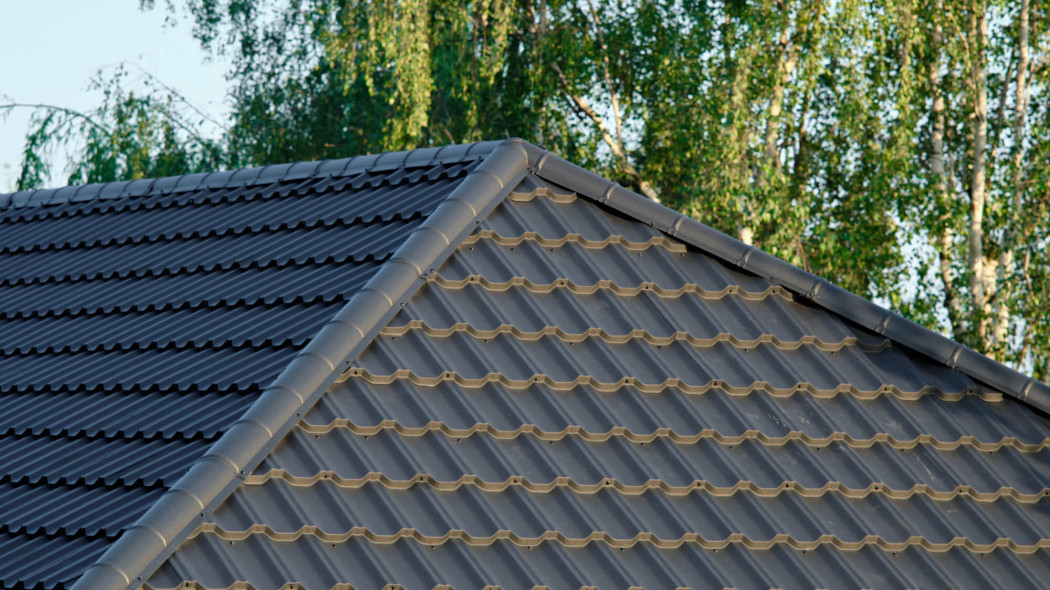 Blachodachówka - zalety, rodzaje i ceny. Ile kosztuje pokrycie dachu?