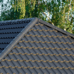 Blachodachówka - zalety, rodzaje i ceny. Ile kosztuje lekkie pokrycie dachowe?