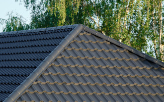 Blachodachówka - zalety, rodzaje i ceny. Ile kosztuje lekkie pokrycie dachowe?