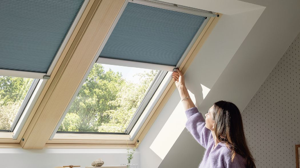 Nowe wewnętrzne rolety elektryczne i solarne VELUX