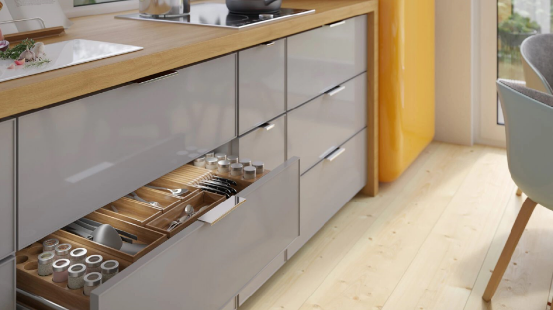 Uchwyty krawędziowe: dyskretna wygoda w nowoczesnych meblach