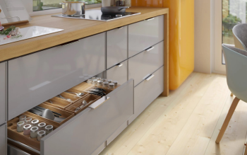 Uchwyty krawędziowe: dyskretna wygoda w nowoczesnych meblach