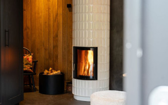 Magia akumulacji: Dlaczego piec kaflowy grzeje, gdy ogień już zgasł?