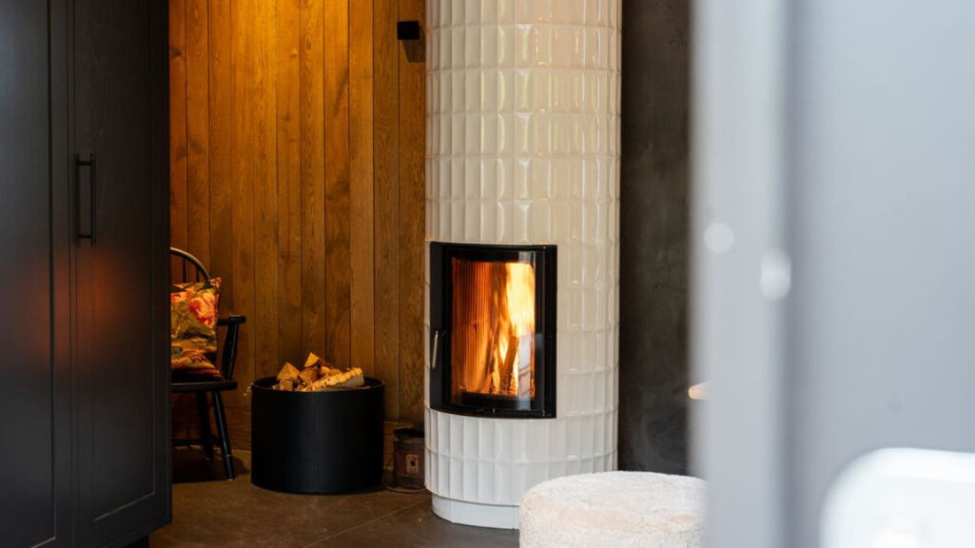 Magia akumulacji: Dlaczego piec kaflowy grzeje, gdy ogień już zgasł?