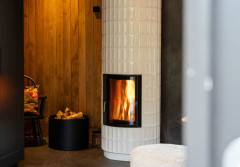 Magia akumulacji: Dlaczego piec kaflowy grzeje, gdy ogień już zgasł?