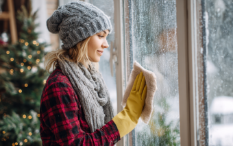 Mycie okien zimą? Większość polaków robi to źle! Odkryj sekret krystalicznych szyb bez ryzyka