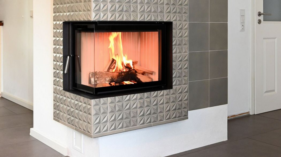 Jak działa kominek lub piec z płaszczem wodnym i kiedy takie rozwiązanie ma sens?