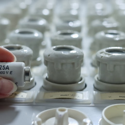 Oznaczenia i dobór bezpieczników topikowych: wyjaśnia elektryk