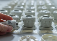 Oznaczenia i dobór bezpieczników topikowych: wyjaśnia elektryk