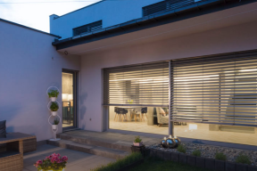 Cisza na wyciągnięcie ręki: Jak osłony okienne skutecznie wyciszają mieszkanie?