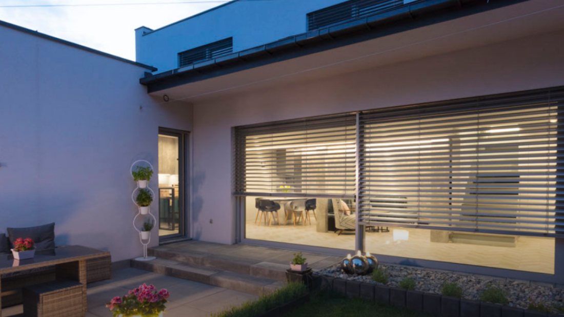 Cisza na wyciągnięcie ręki: Jak osłony okienne skutecznie wyciszają mieszkanie?