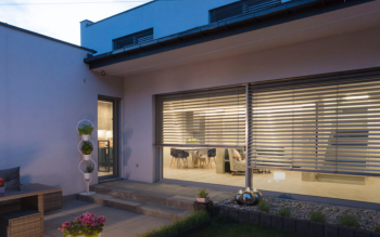 Cisza na wyciągnięcie ręki: Jak osłony okienne skutecznie wyciszają mieszkanie?