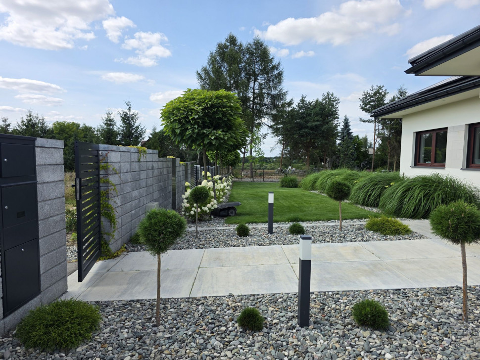 Betonowy bloczek Lineage, który wykorzystany został zarówno do budowy ogrodzenia, jak i elementów małej architektury