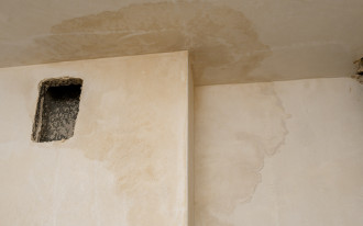 Przemarzanie ścian i wilgoć w domu: skąd się biorą i jak pozbyć się problemu