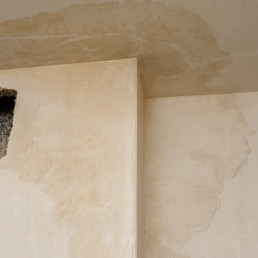 Przemarzanie ścian i wilgoć w domu: skąd się biorą i jak pozbyć się problemu