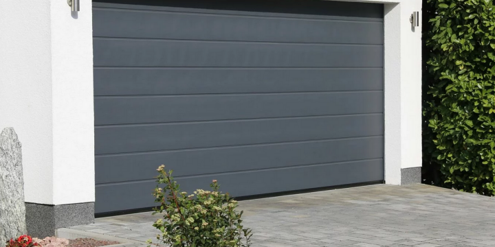 Garaż bez tajemnic: Jak wybrać bramę, która łączy bezpieczeństwo, funkcjonalność i styl?