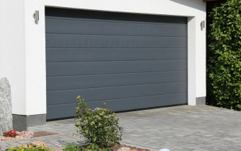 Garaż bez tajemnic: Jak wybrać bramę, która łączy bezpieczeństwo, funkcjonalność i styl?