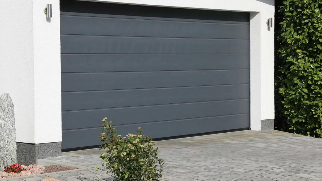 Garaż bez tajemnic: Jak wybrać bramę, która łączy bezpieczeństwo, funkcjonalność i styl?