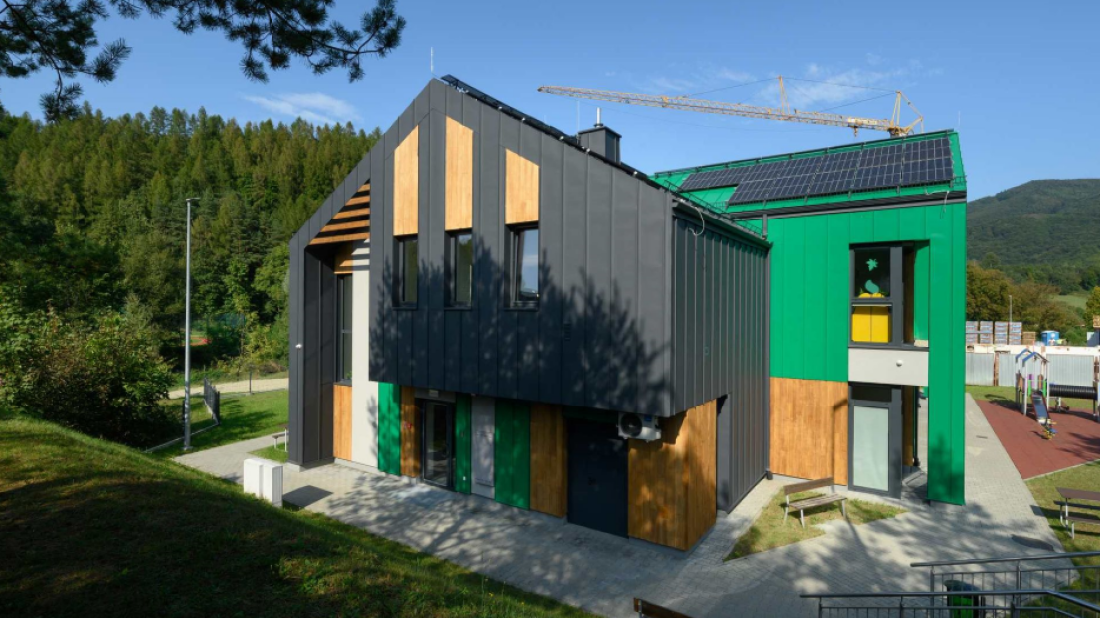 Przedszkole w sercu natury: stolarka WIŚNIOWSKI łączy bezpieczeństwo, oszczędność i kontakt z naturą