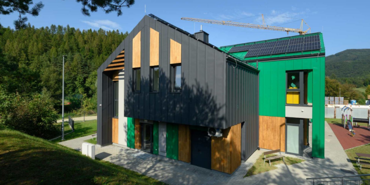 Przedszkole w sercu natury: stolarka WIŚNIOWSKI łączy bezpieczeństwo, oszczędność i kontakt z naturą