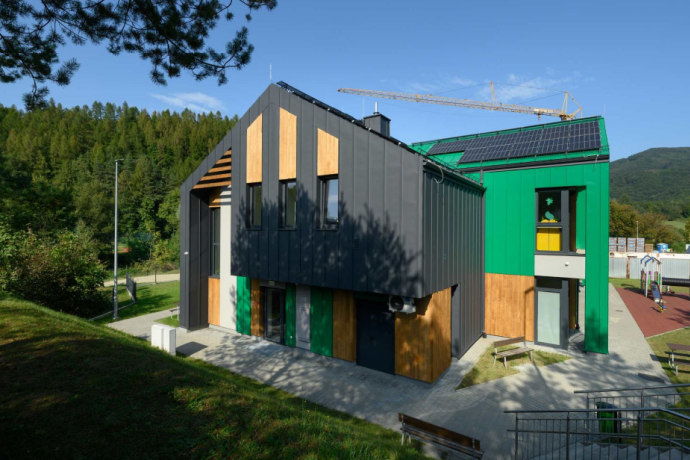 Przedszkole w sercu natury: stolarka WIŚNIOWSKI łączy bezpieczeństwo, oszczędność i kontakt z naturą