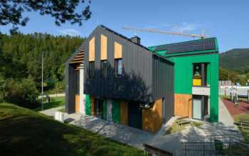 Przedszkole w sercu natury: stolarka WIŚNIOWSKI łączy bezpieczeństwo, oszczędność i kontakt z naturą