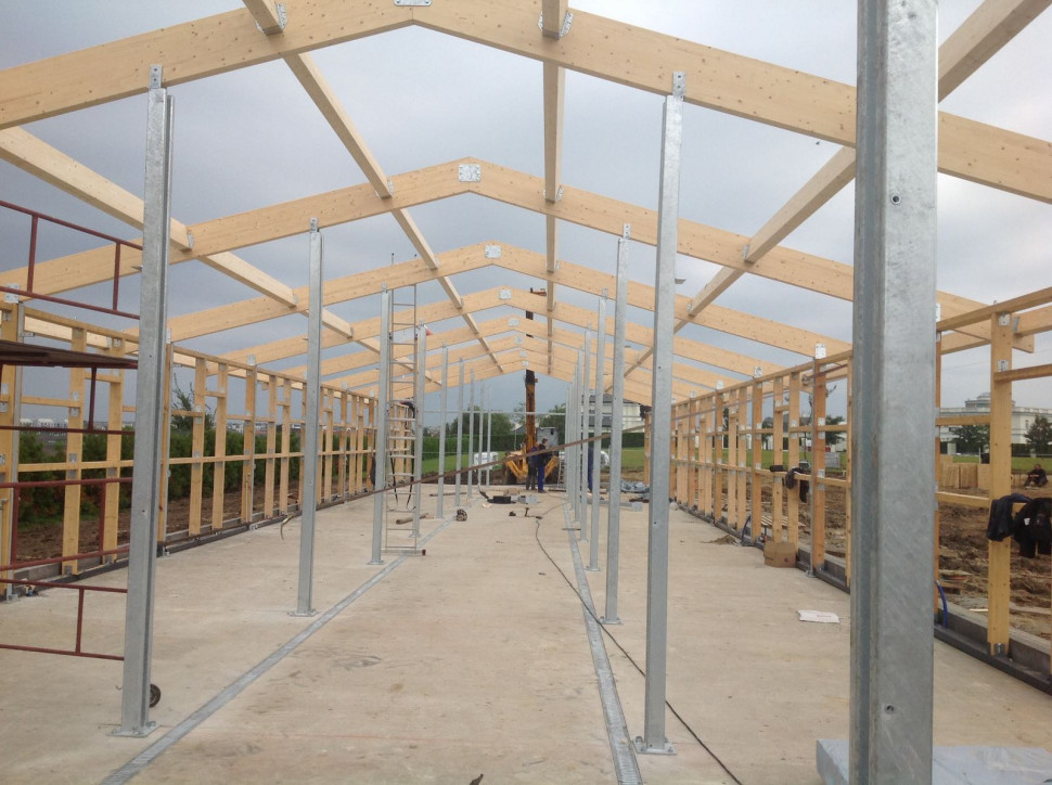 Pomimo możliwości osiągnięcia imponujących rozpiętości, elementy z drewna klejonego są stosunkowo lekkie, co jest ogromną zaletą na placu budowy.