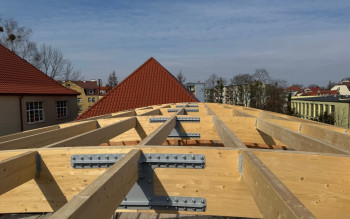 Drewno klejone BSH – czym jest i dlaczego wygrywa ze stalą i betonem?