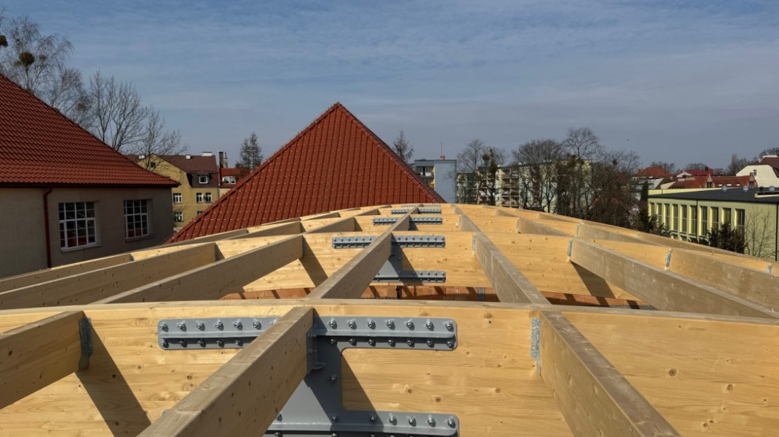 Drewno klejone BSH – czym jest i dlaczego wygrywa ze stalą i betonem?