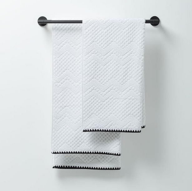 Ręczniki Sealskin z serii Luna -  czarna lamówka  równoważy miękkość bieli, dodając nowoczesnego, wyrafinowanego charakteru