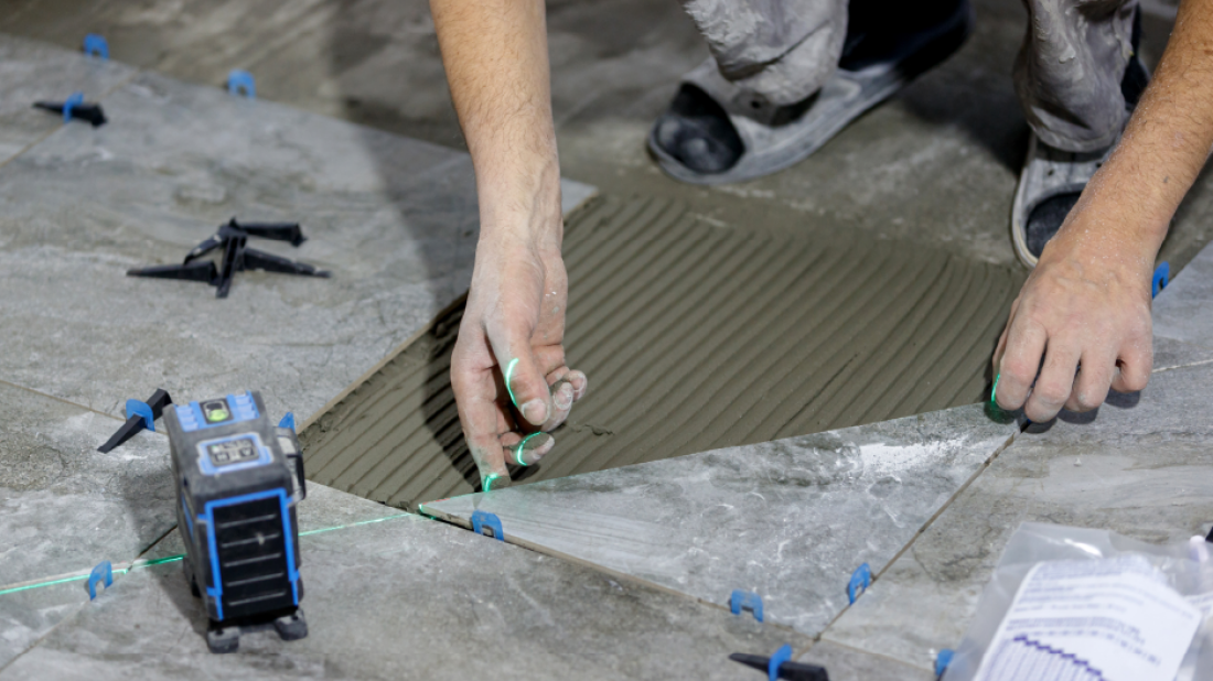 Nowoczesny system poziomowania płytek. Dlaczego warto go stosować podczas remontu?