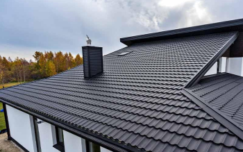 Dach płaski czy spadzisty? Decyzja, która odmieni Twój dom - i Twoje życie!