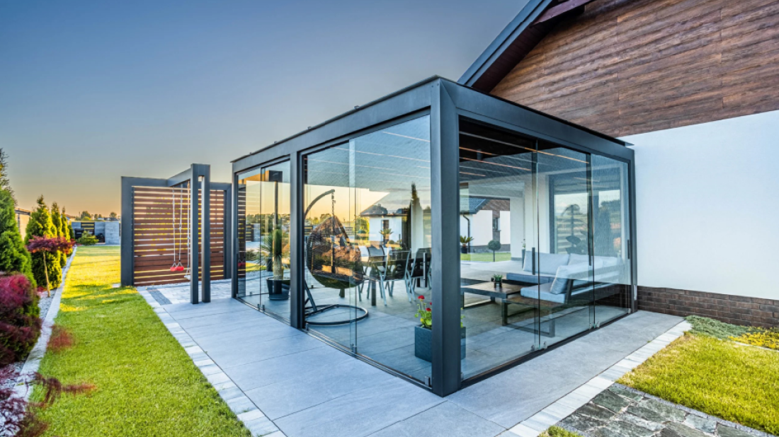 Pergola przyścienna tarasowa - sposób na komfortowy taras przez cały rok