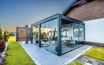 Pergola przyścienna tarasowa - sposób na komfortowy taras przez cały rok